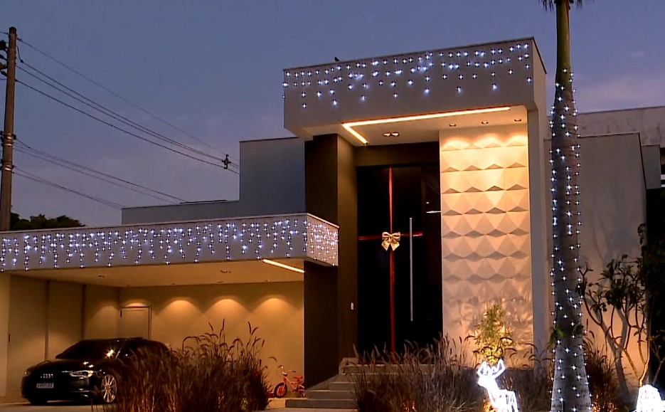 Casa decorada com luzes de natal.
