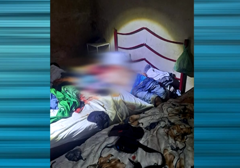 Imagem borrada do homem morto na cama.