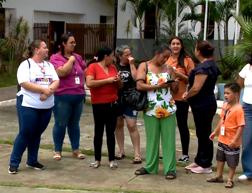 Mães atípicas protestam em Votorantim por repasse de recursos ao CAECA