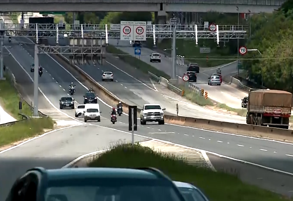 Imagem de rodovia movimentada.
