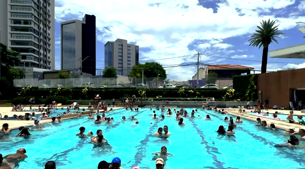 Imagem de pessoas na piscina.