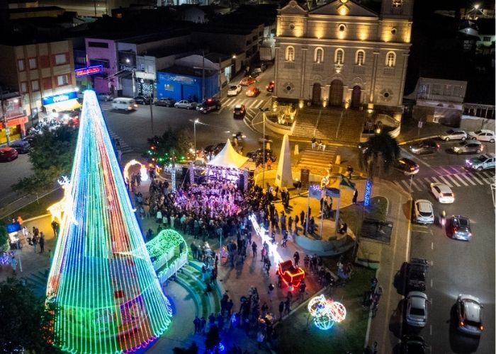 Imagem da Pra&ccedil;a da Matriz com decora&ccedil;&otilde;es natalinas
