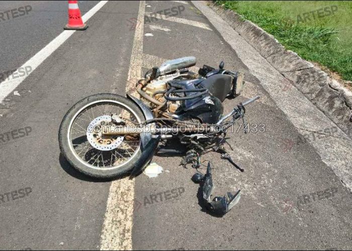 Imagem da motocicleta depois do acidente