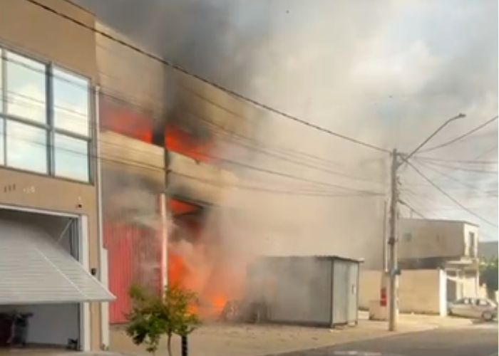Grande incêndio atinge empresa no Jardim Capitão, em Sorocaba