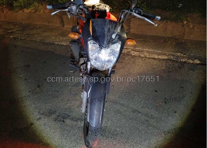 Imagem da moto depois do acidente