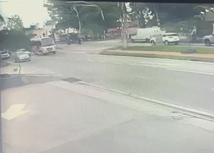 Árvore cai e quase atinge veículos na Av. Itavuvu, em Sorocaba