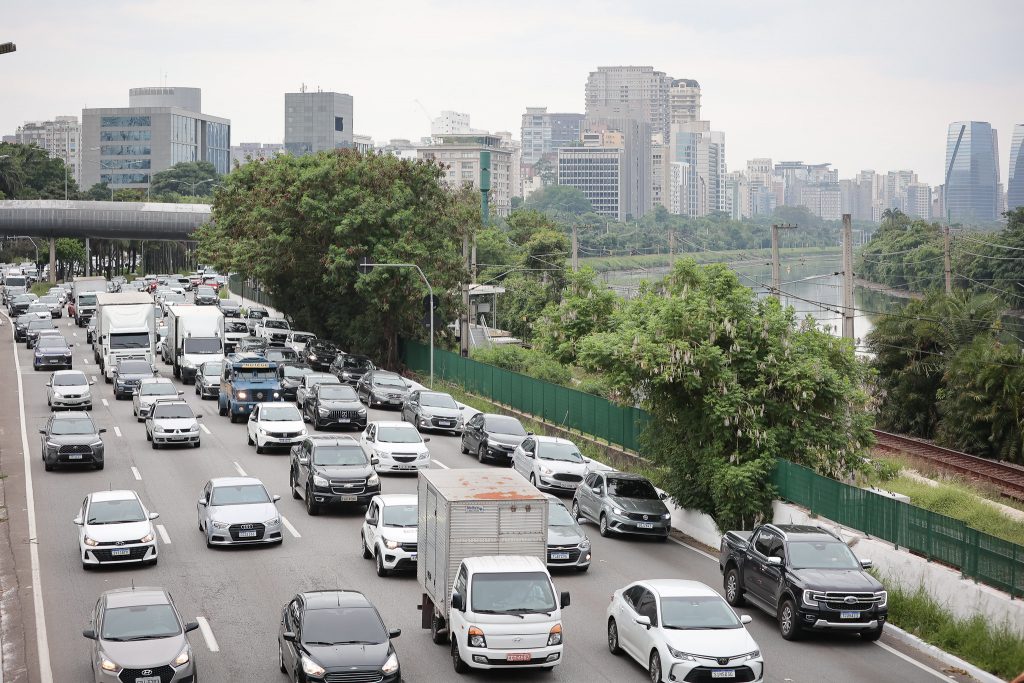 Carros em tr&acirc;nsito na rua.