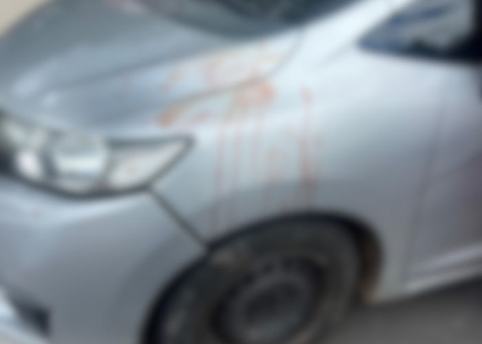 Manchas de sangue na lataria do carro