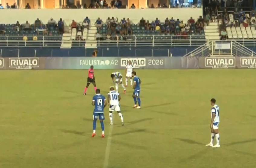 Apito inicial do jogo entre S&atilde;o Bento e S&atilde;o Jos&eacute;.