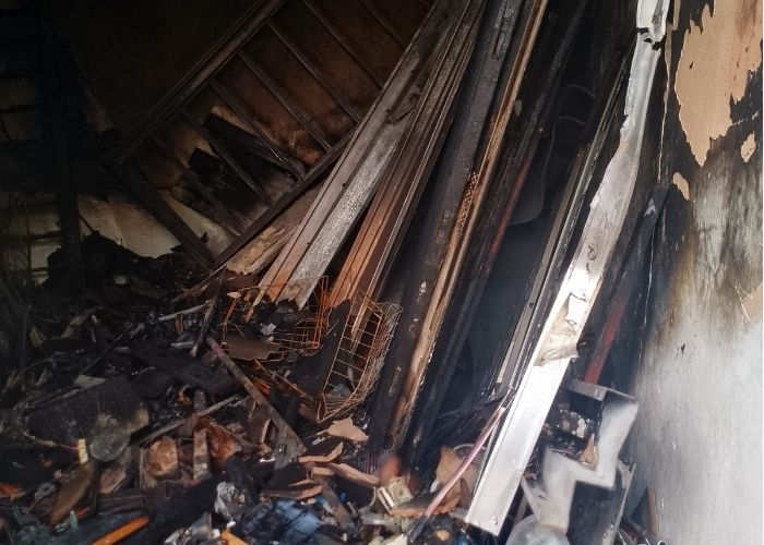 Imagem da casa depois do inc&ecirc;ndio