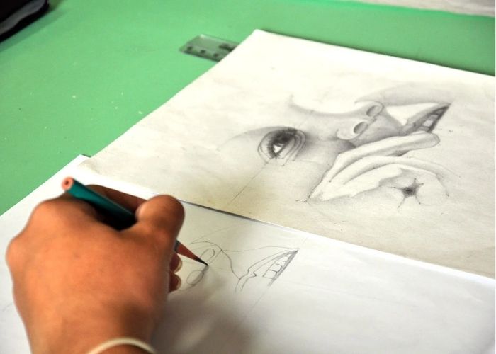 Imagem de uma pessoa desenhando