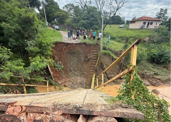 Fortes chuvas causam alagamentos, eros&otilde;es e queda de ponte em Laranjal Paulista