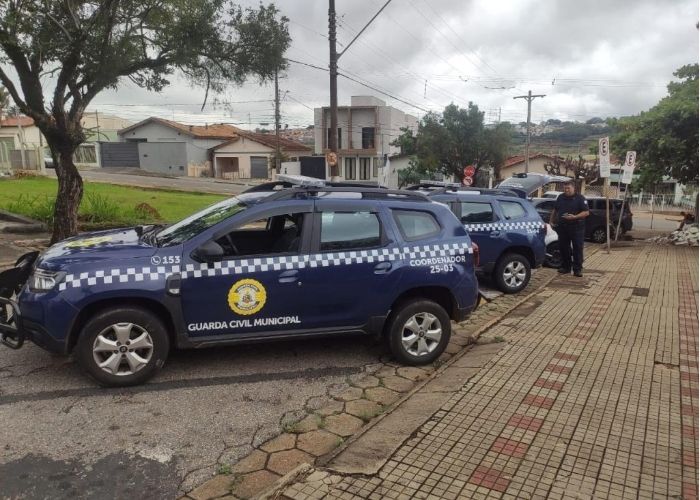 Homem estava foragido desde 2022 e foi identificado ap&oacute;s mentir o nome na delegacia.