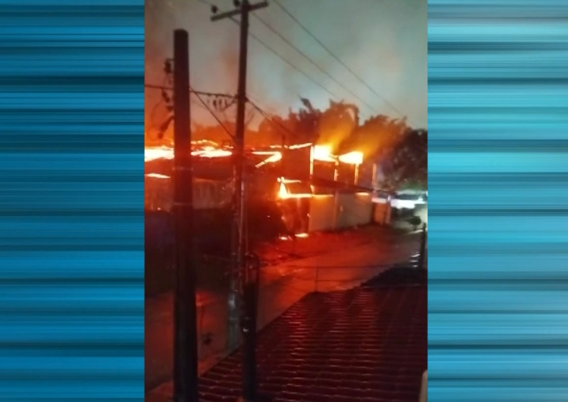 Imagem da f&aacute;brica no momento do inc&ecirc;ndio.