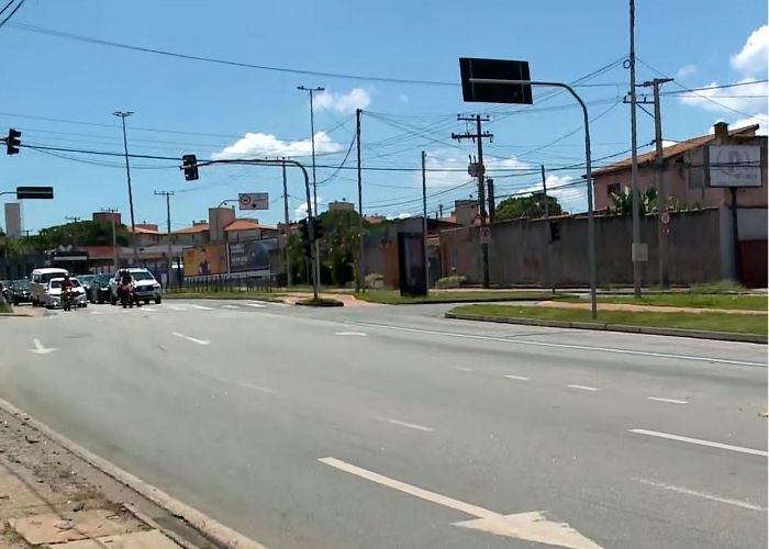 A motociclista, de 30 anos, morreu no local. O filho dela ficou gravemente ferido e foi socorrido e levado para o Conjunto Hospitalar de Sorocaba.