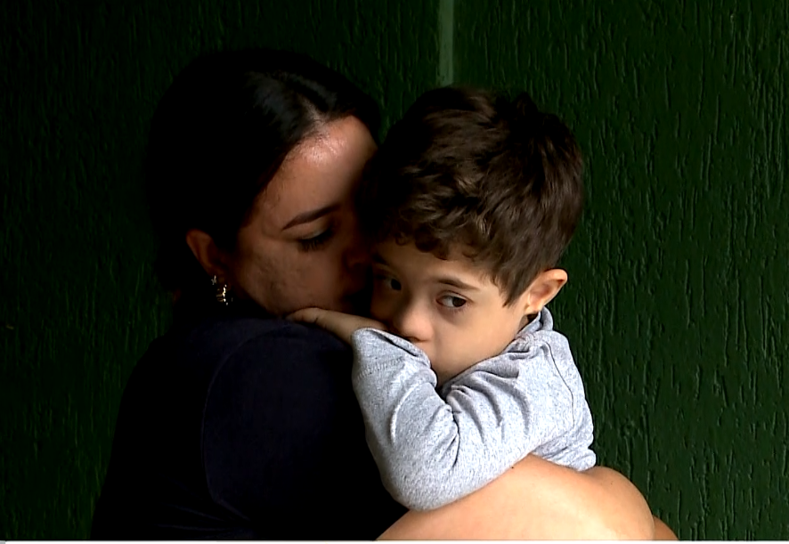 Crian&ccedil;a no colo da m&atilde;e.