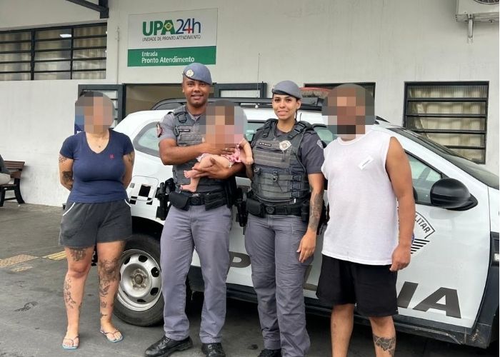 Imagem da beb&ecirc;, dos pais e dos policias militares