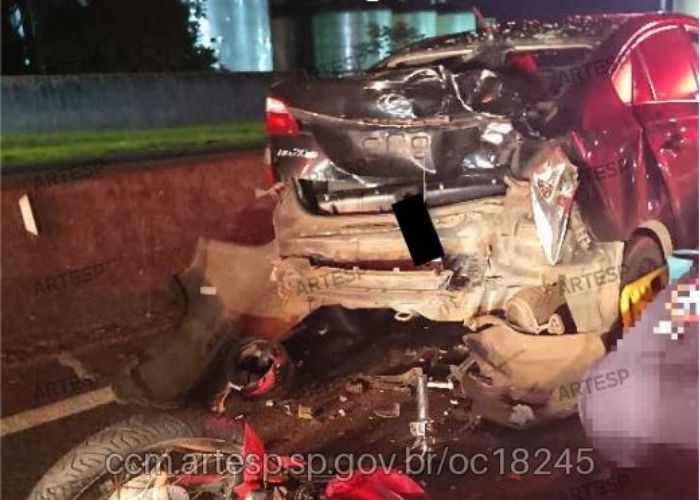 Imagem do carro ap&oacute;s a colis&atilde;o traseira