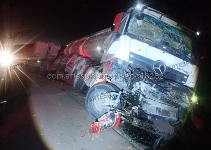 Colisão entre caminhões interdita rodovia em Itu