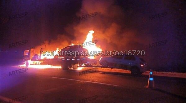 Incêndio atinge guincho na Rodovia Antônio Romano Schincariol em Tatuí