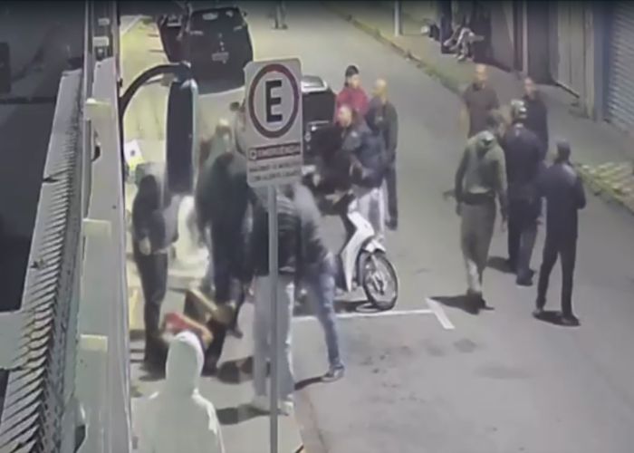 Casal &eacute; agredido por grupo de 20 pessoas em Itapetininga