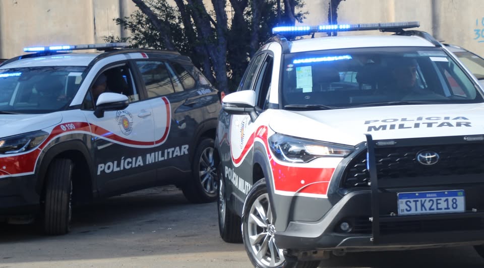 Viaturas da pol&iacute;cia militar.