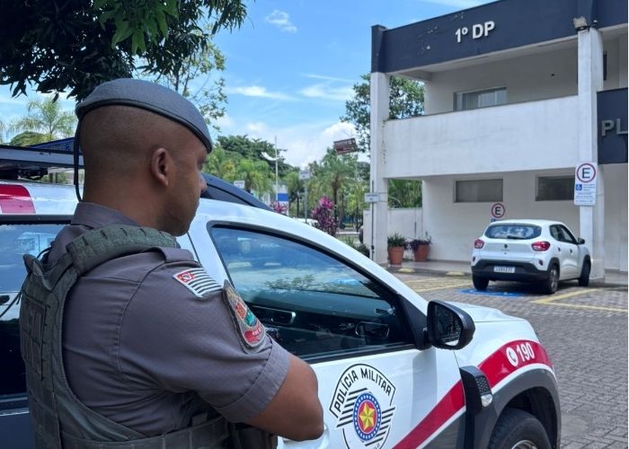 Imagem de um policial na delegacia