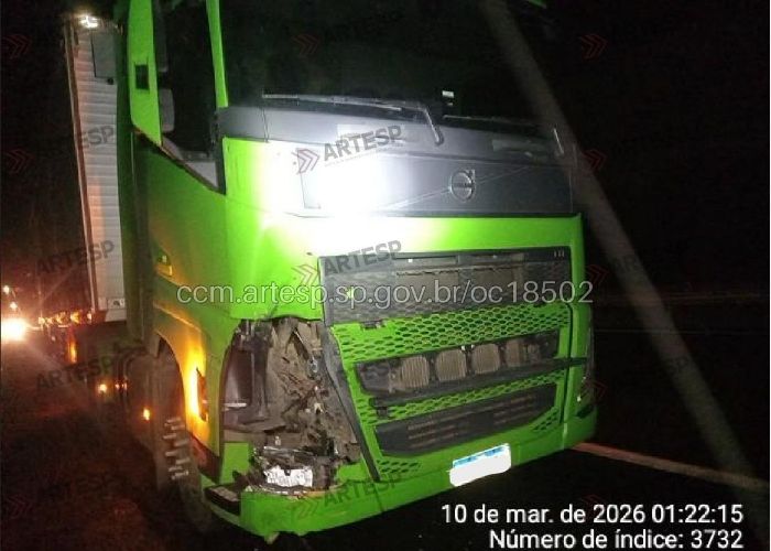 Imagem da carreta ap&oacute;s o atropelamento