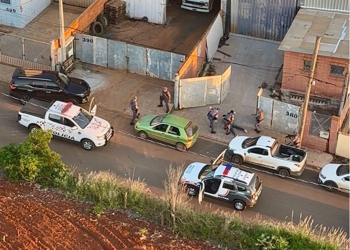 Imagem do homem sendo preso ap&oacute;s a persegui&ccedil;&atilde;o