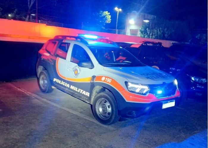 Homem agride companheira com tijolo, a persegue com facão e ameaça policiais em Campo Limpo Paulista