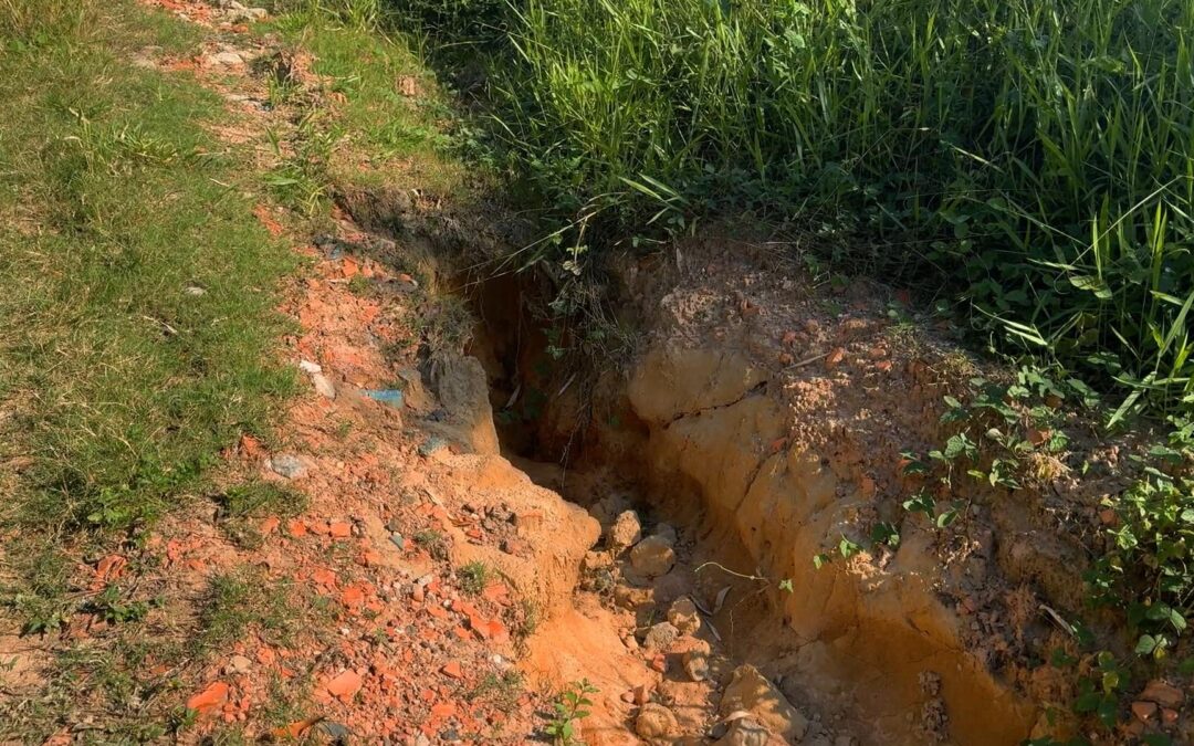 Buraco em estrada impede passagem de veículos e revolta moradores em Itu
