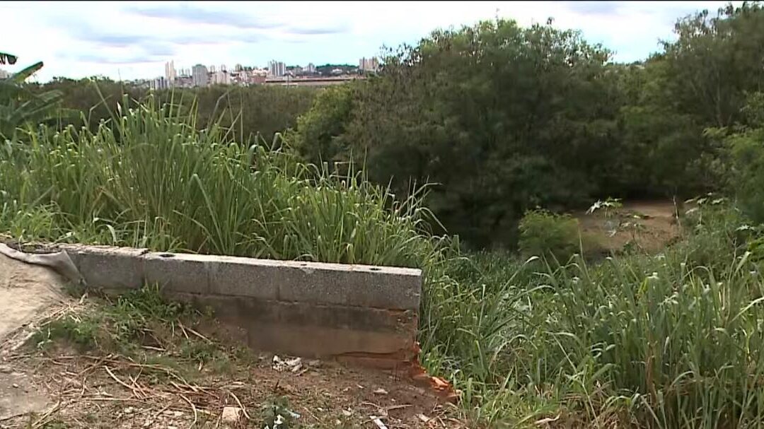 Moradores denunciam abandono e riscos dois anos após retirada de ponte em Sorocaba
