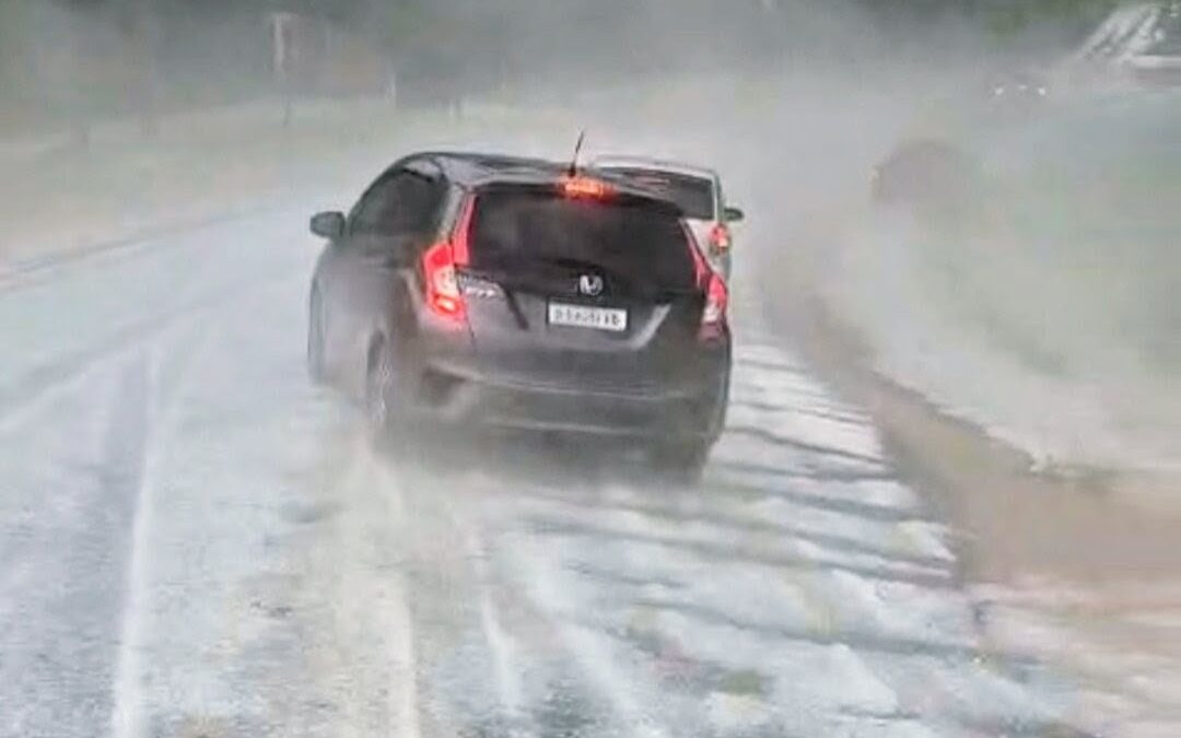 Granizo deixa carros parados em rodovia de Piedade