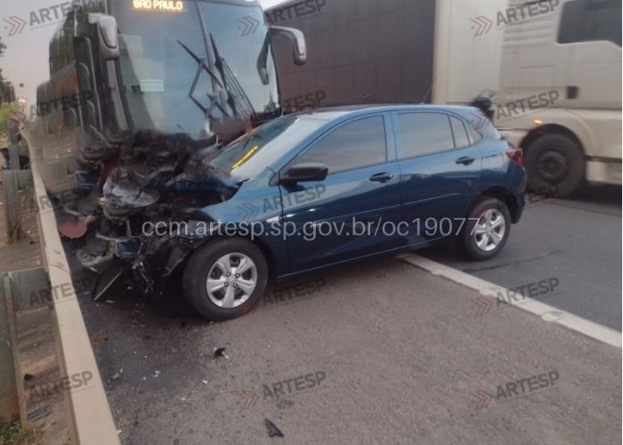Acidente entre carro e ônibus deixa um ferido em Araçoiaba da Serra