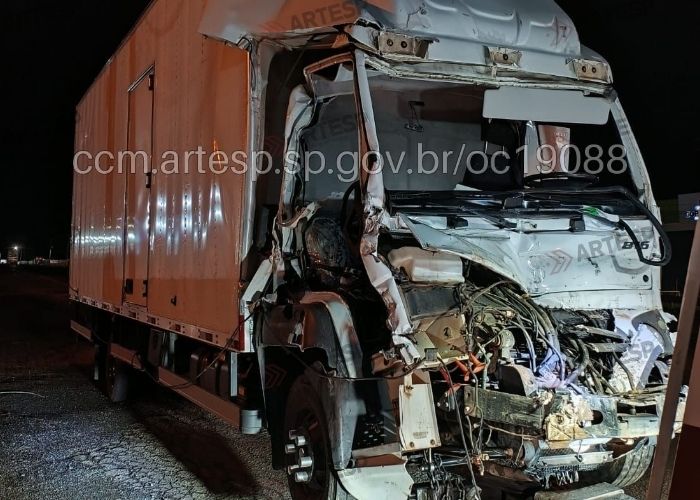 Acidente entre caminhão e carreta interdita rodovia