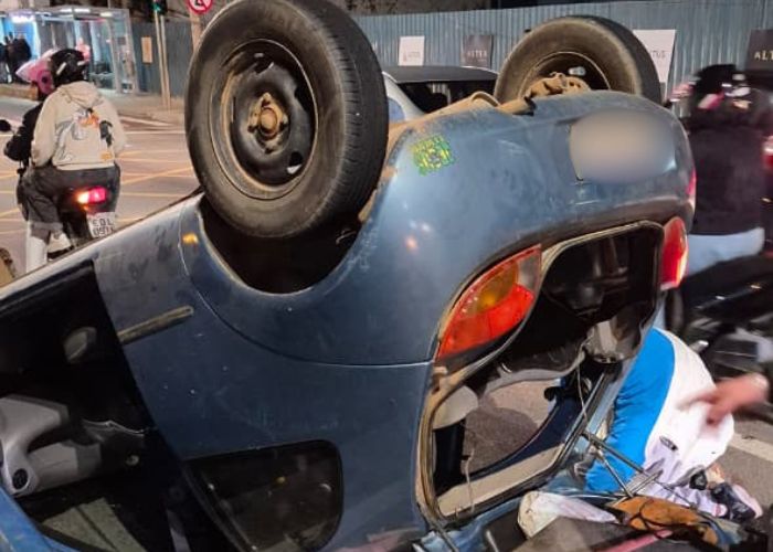 Carro capota na Avenida General Carneiro e interdita faixa em Sorocaba