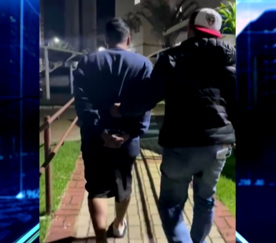 Homem sendo preso pela pol&iacute;cia.