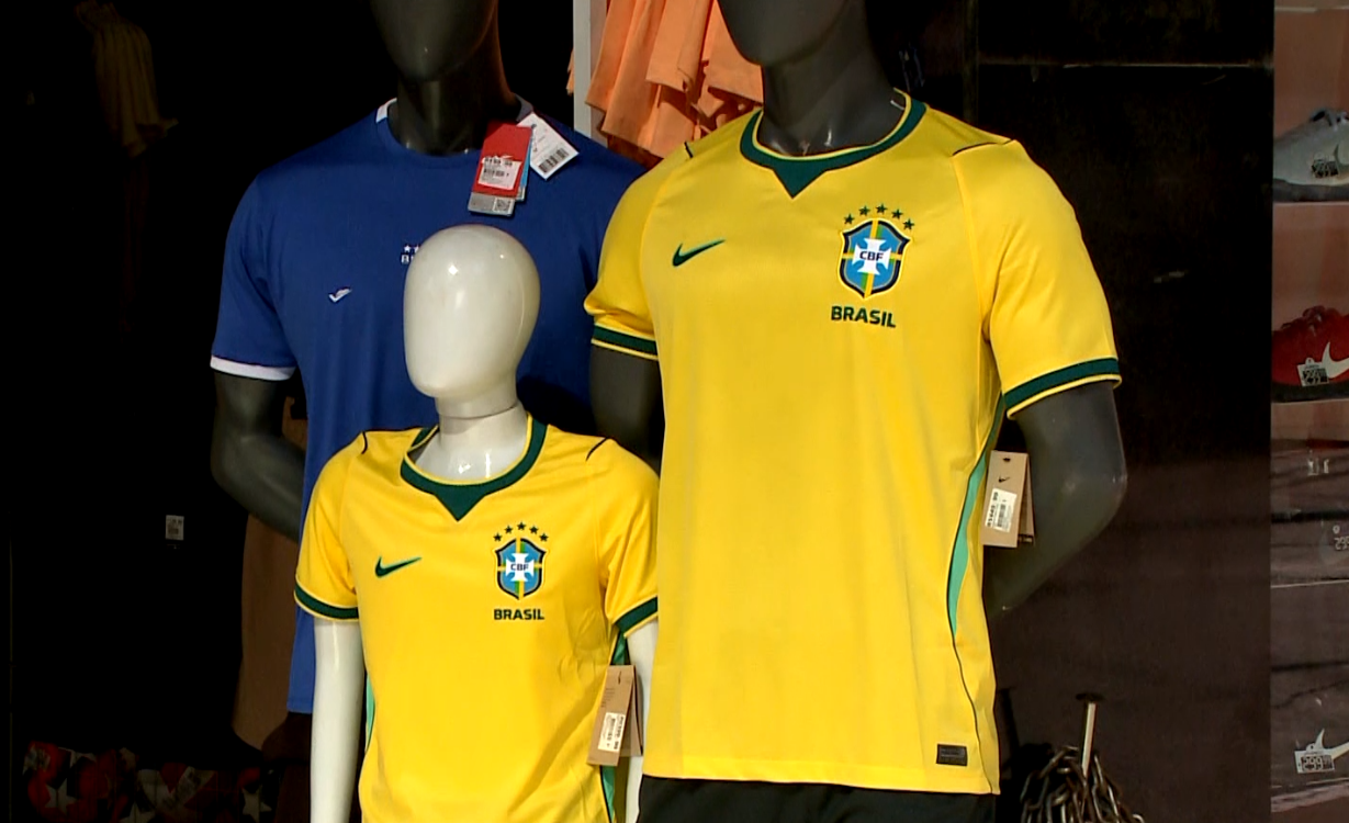 Camisas da sele&ccedil;&atilde;o brasileira expostas em loja.