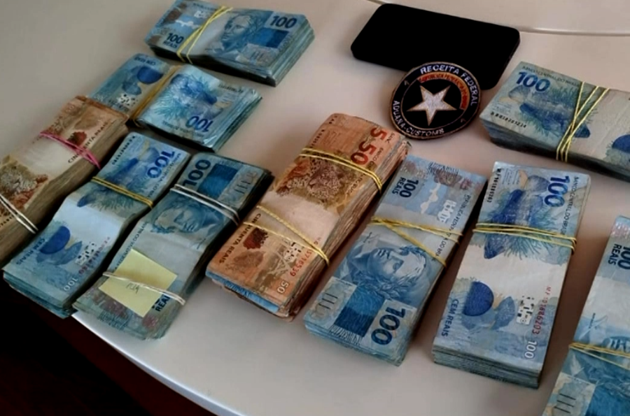 Imagem de notas de dinheiro.