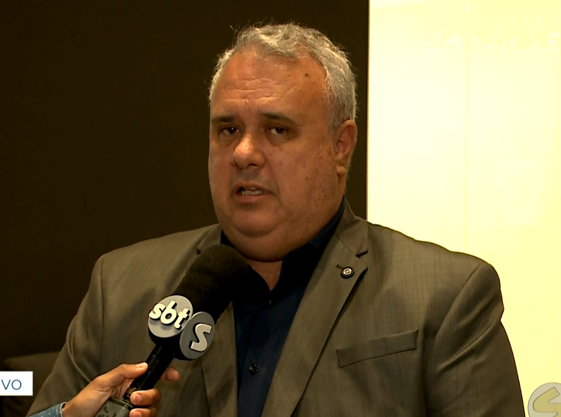 Prefeito de Votorantim dando entrevista.
