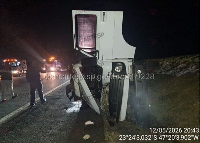 Imagem do guincho tombado ap&oacute;s o acidente