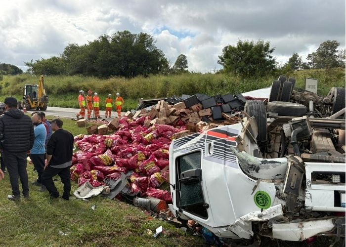 Engavetamento com sete veículos e caminhão tombado causa congestionamento em rodovia de Sorocaba