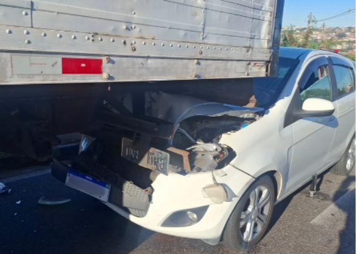 Imagem do carro ap&oacute;s colidir com o caminh&atilde;o