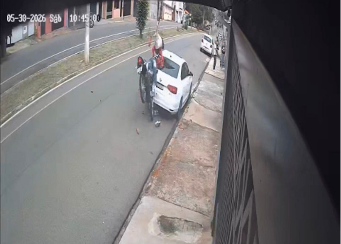 Duas pessoas ficam feridas após moto atingir carro estacionado em Itapetininga