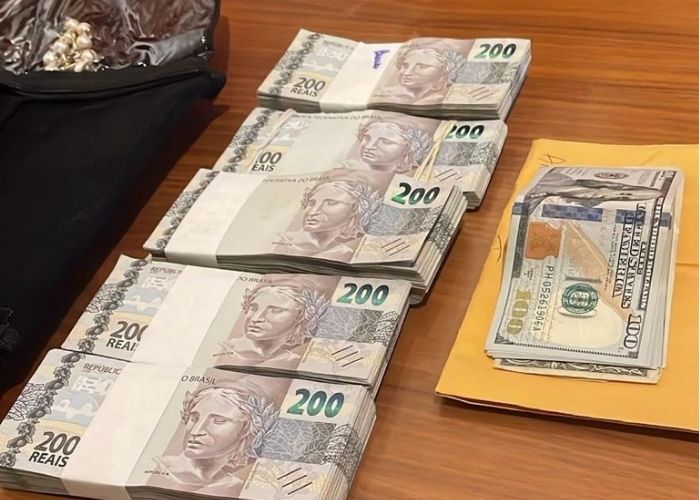 Imagem de notas de dinheiro.