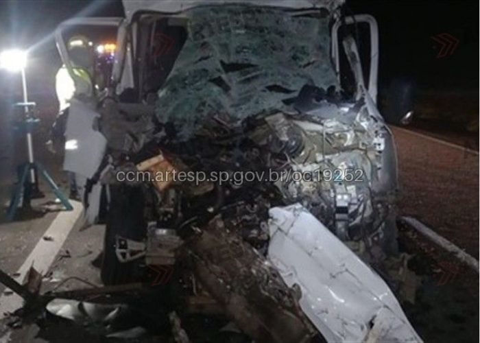 Imagem da ambul&acirc;ncia ap&oacute;s a batida
