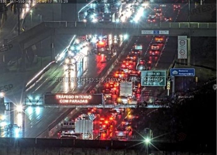 Imagem do congestionamento na rodovia ap&oacute;s o acidente