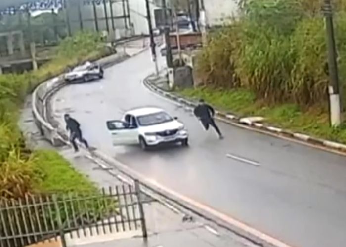 Assaltantes pulam de carro em movimento ap&oacute;s persegui&ccedil;&atilde;o policial