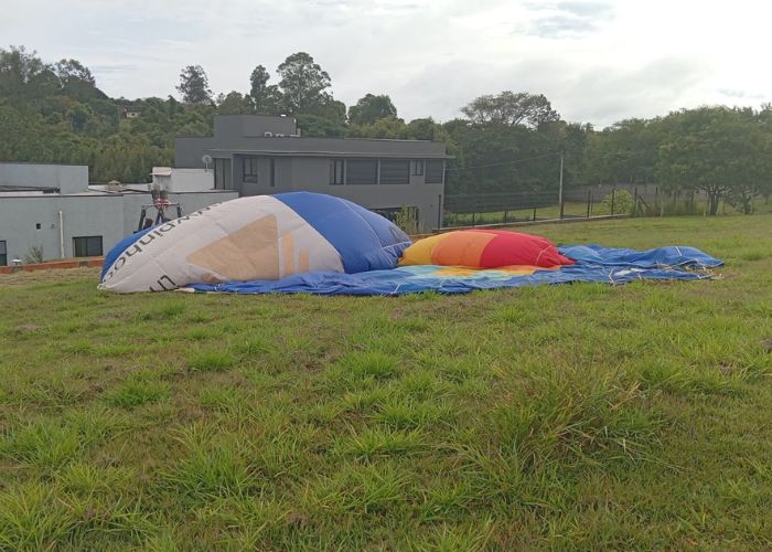 Bal&atilde;o tripulado pousa em condom&iacute;nio de Sorocaba