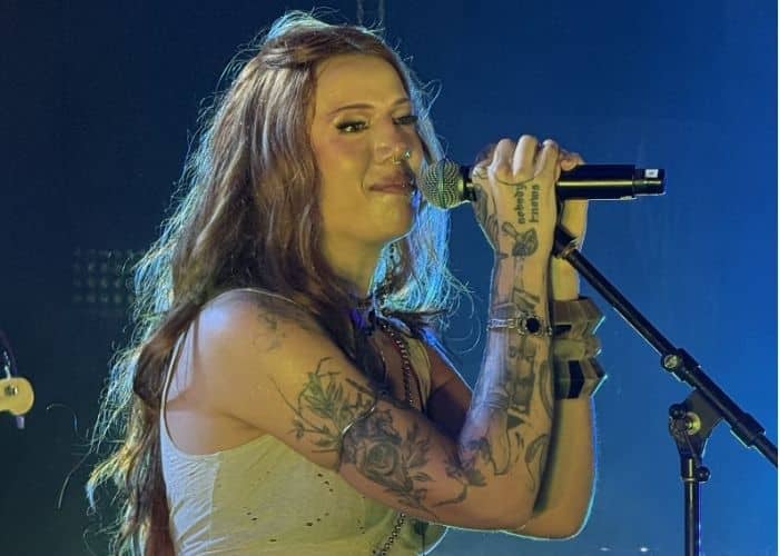 Elana Dara fala sobre nova fase da carreira, nova MPB e projetos autorais em entrevista ao “Sextou!”